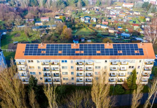 Soláry na střeše bytovky pomůžou vyřešit cenu elektřiny. Zatím to má háček