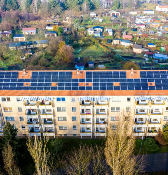 Soláry na střeše bytovky pomůžou vyřešit cenu elektřiny. Zatím to má háček